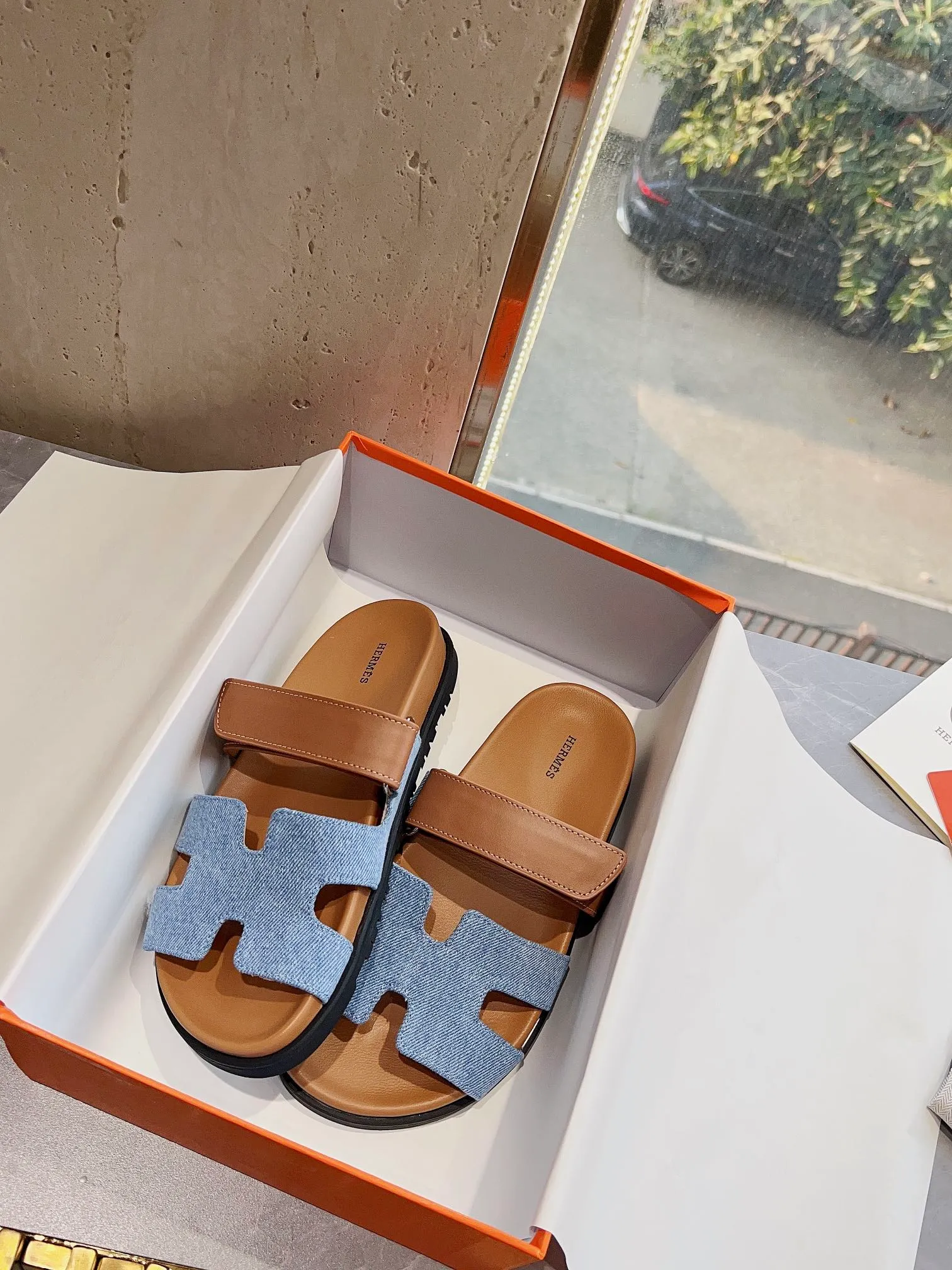👟👟Ex-factory price 440👟👟 Men's size +10 H family 2024 spring and summer new style HERMES Hermes' recently popular couple's shoes, pig nose angle sandals and slippers, paired with various colorful socks, extremely trendy. Upper lining: imported original material. Outsole: non-slip and wear-resistant outsole. Size: Female 35-42 (40/42 non-returnable and non-exchangeable) Men’s size: 39-45 (45 is non-refundable and non-exchangeable)